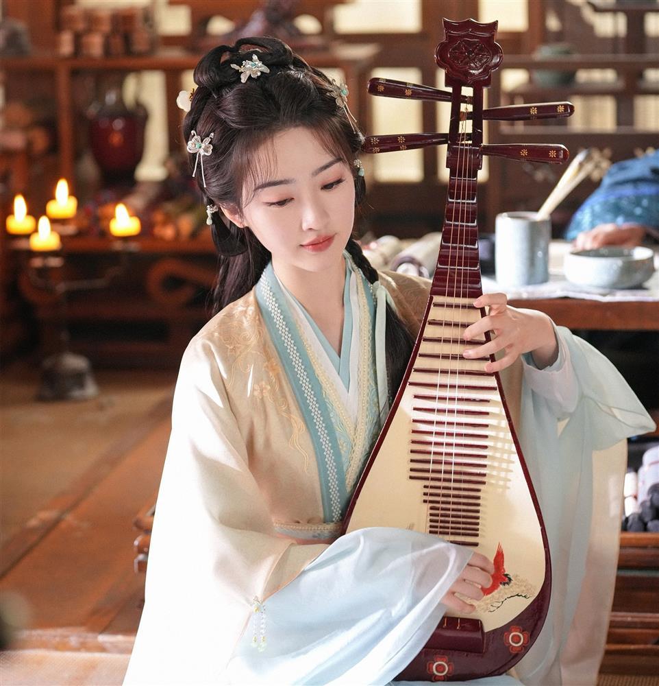 Nữ diễn viên sinh năm 2005 gây sốt-9