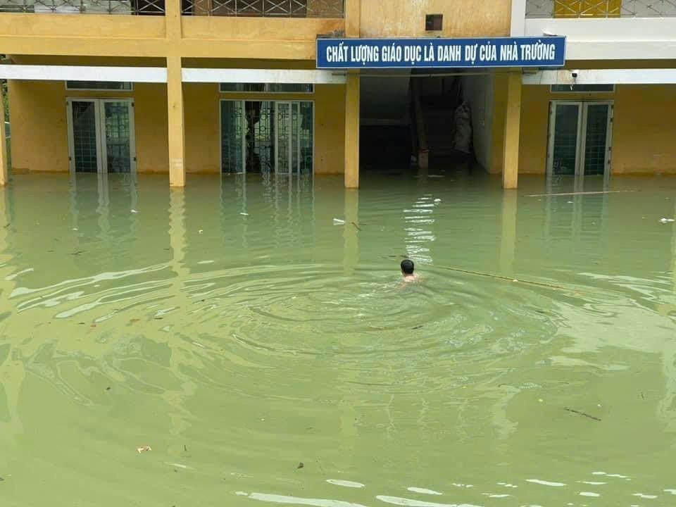 Hiệu trưởng bơi vào trường: Lo 1 tấn gạo ăn của học sinh bị nước nhấn chìm-1