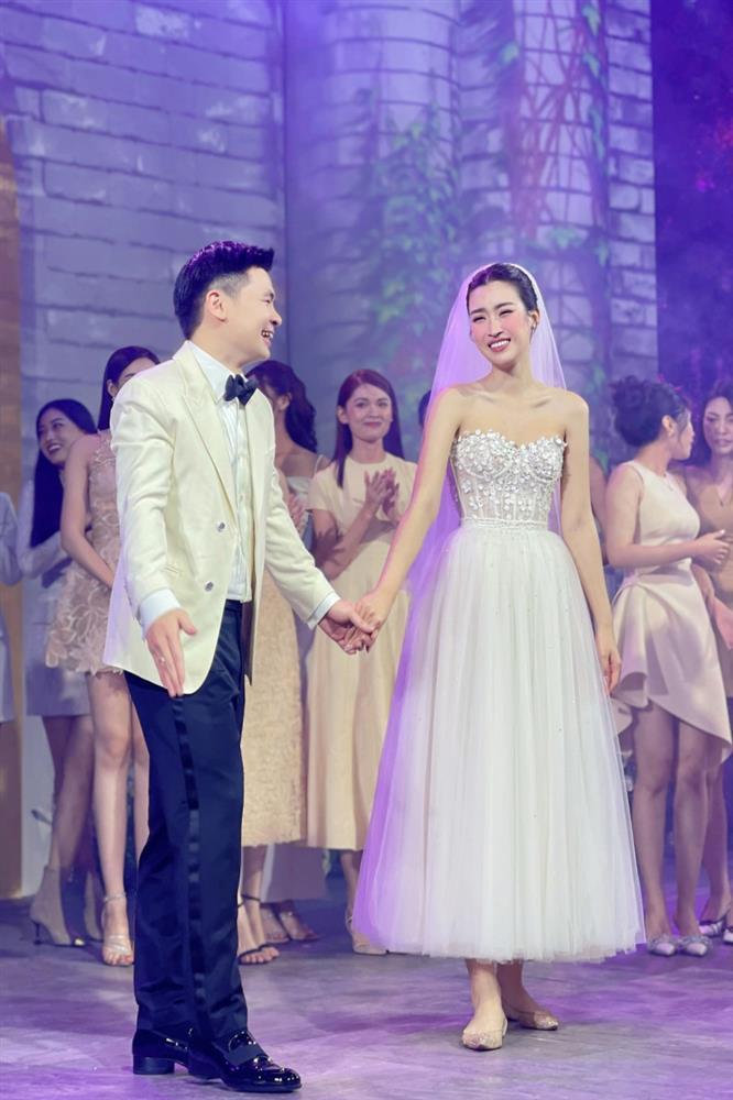 2 mỹ nhân họ Đỗ đầu đội vương miện - chân đi giày bệt khi xuất hiện cùng người ấy, được khen tinh tế-3