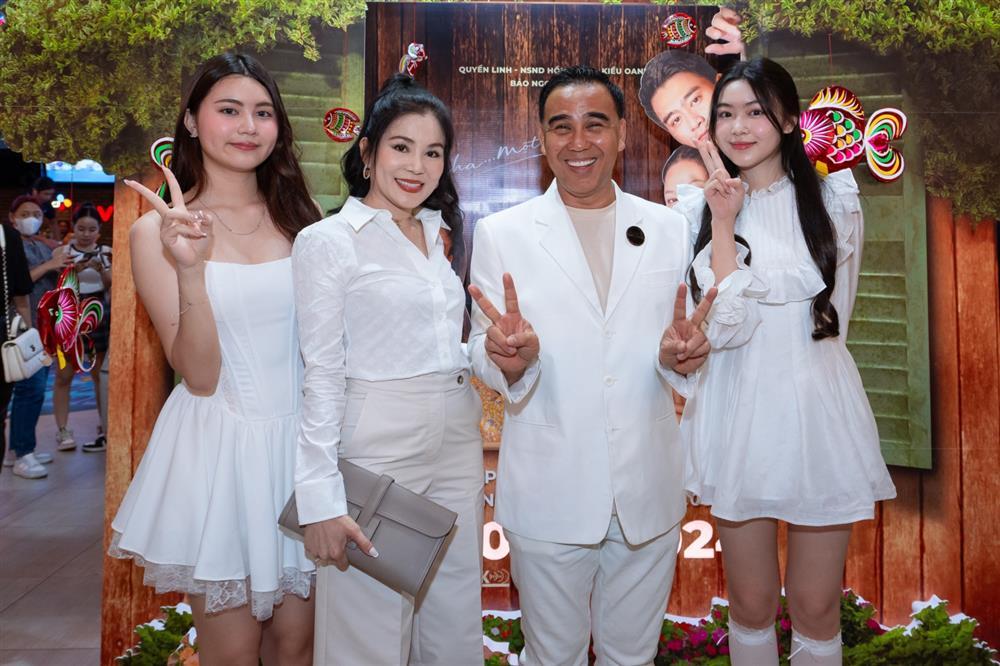 Mẹ và 2 con gái khóc nức nở khi xem phim của Quyền Linh-2