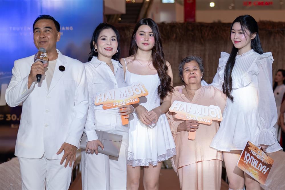 Mẹ và 2 con gái khóc nức nở khi xem phim của Quyền Linh-1