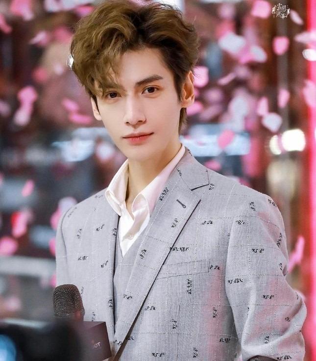 Bốn nghệ sĩ còng lưng nuôi cả công ty-4