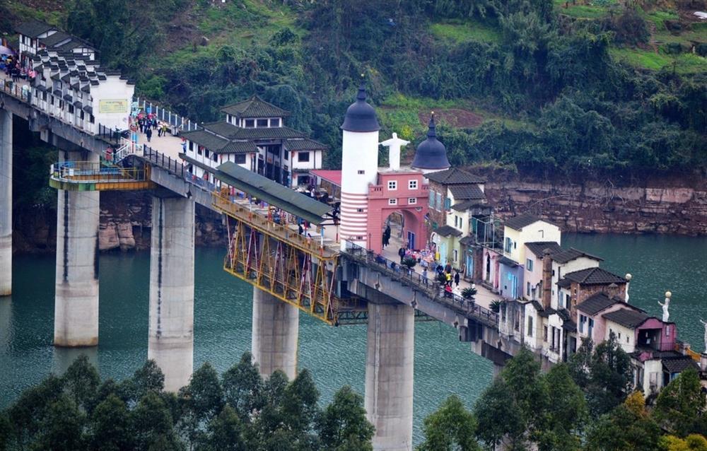 Cây cầu độc lạ mang đến trải nghiệm du hành xuyên không gian-1