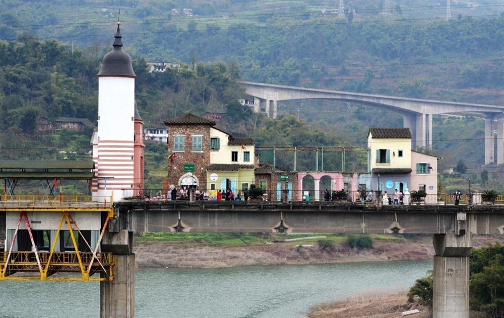 Cây cầu độc lạ mang đến trải nghiệm du hành xuyên không gian-2