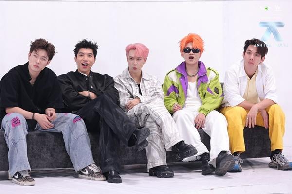 Nam ca sĩ bị tuột tay, ngã trên sân khấu chung kết Anh trai-8