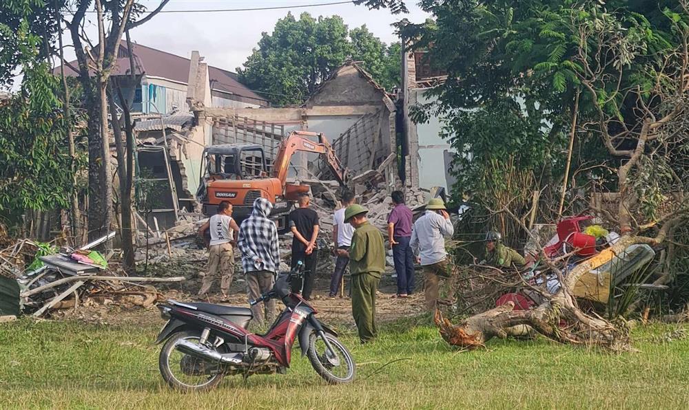 2 vụ nổ liên tiếp 4 người thương vong: Sơ tán khẩn 6 hộ dân để rà phá bom mìn-1