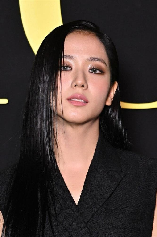 Sao Kpop 30/8: Jisoo năng nổ diễn xuất, thần tượng hạng A ép một cô gái phá thai-1