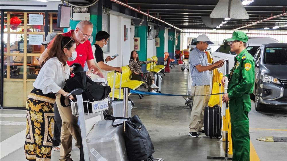 Cảnh tượng bên trong sân bay Tân Sơn Nhất trước kỳ nghỉ 2/9