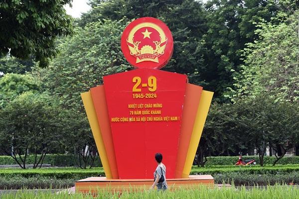 Căn hộ chung cư ở Hà Nội bốc cháy trong đêm, 4 người mắc kẹt được giải cứu-3