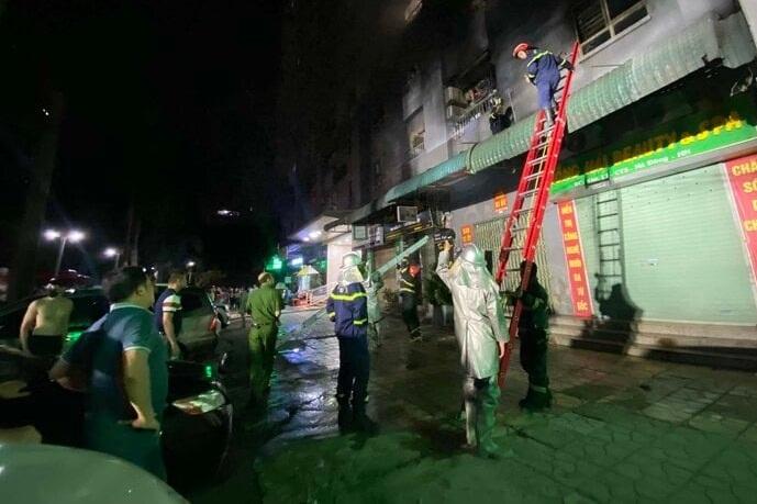 Cháy nhà đóng kín ở Hà Nội, người dân khẩn cấp phá cửa để cứu hỏa-3