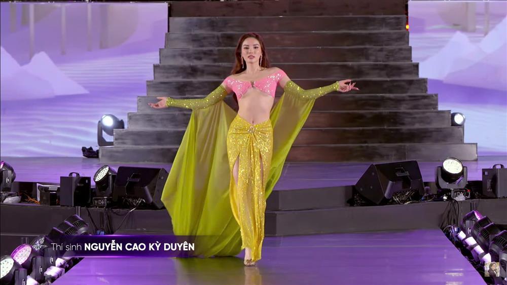 Miss Universe Vietnam: Thí sinh gặp sự cố vì diễn dưới mưa và gió lớn-6
