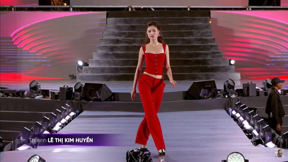 Miss Universe Vietnam: Thí sinh gặp sự cố vì diễn dưới mưa và gió lớn-7