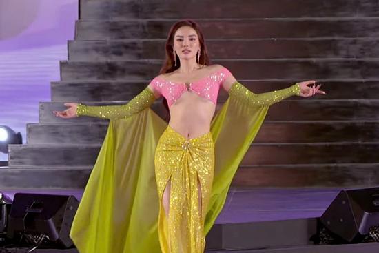 Miss Universe Vietnam: Thí sinh gặp sự cố vì diễn dưới mưa và gió lớn