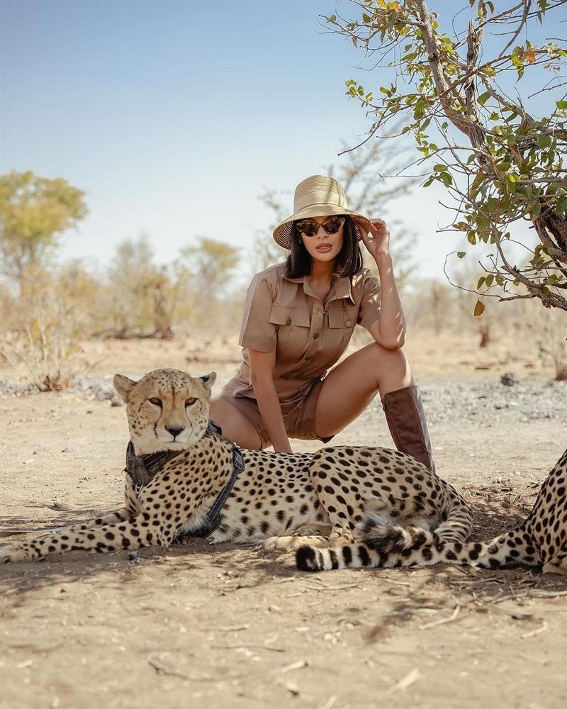 Bức ảnh khiến đương kim Hoa hậu Hoàn vũ nhận chỉ trích-3