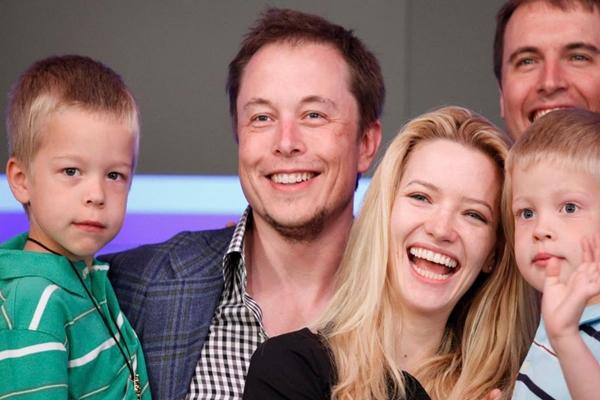 Vợ nổi đóa khi bắt quả tang chồng sai AI kèm con học, còn mình chơi điện thoại-3