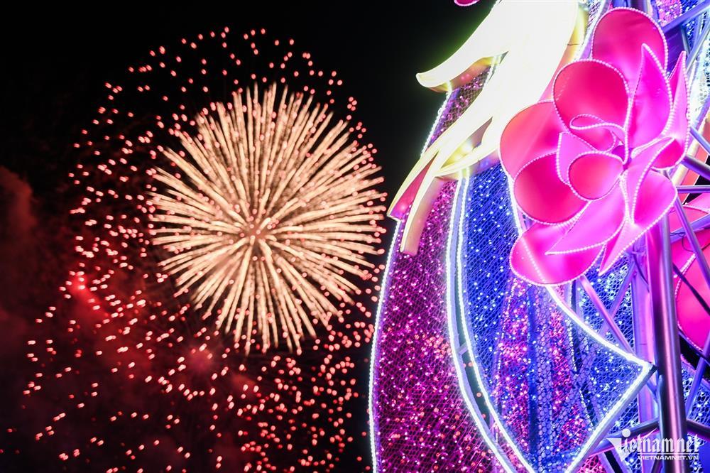 Pháo hoa mừng Quốc khánh 2/9 rực sáng bầu trời TPHCM-7