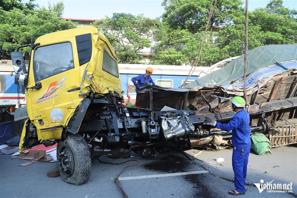 Ô tô tải biến dạng sau va chạm với tàu hỏa ở Hà Nội, 1 người bị thương