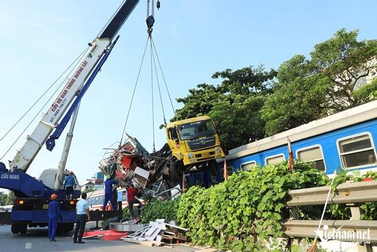 Ô tô tải biến dạng sau va chạm với tàu hỏa ở Hà Nội, 1 người bị thương