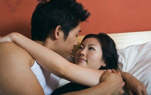 Nghi ngờ người giúp việc ăn cắp, tôi lắp camera theo dõi thì nhìn thấy 2 bóng người ôm lấy nhau trên chiếc giường bừa bộn-1