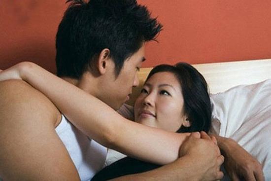 Nghi ngờ người giúp việc ăn cắp, tôi lắp camera theo dõi thì nhìn thấy 2 bóng người ôm lấy nhau trên chiếc giường bừa bộn