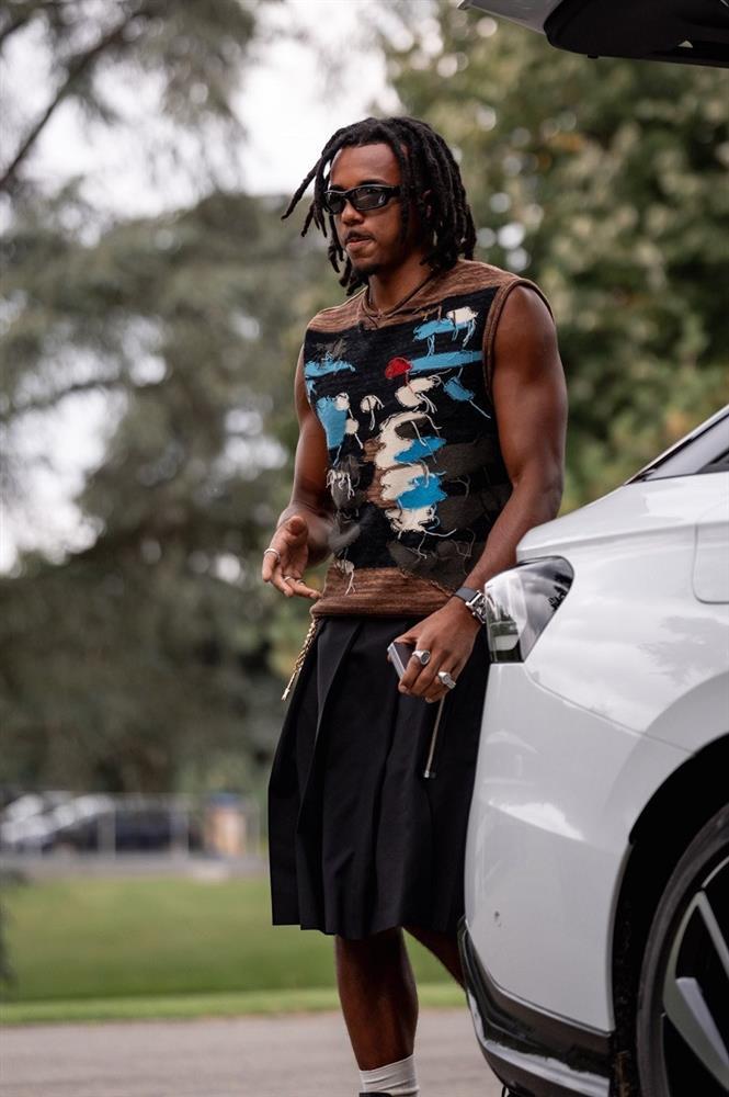 Sao Barca mặc… váy đến hội quân cùng tuyển Pháp-1