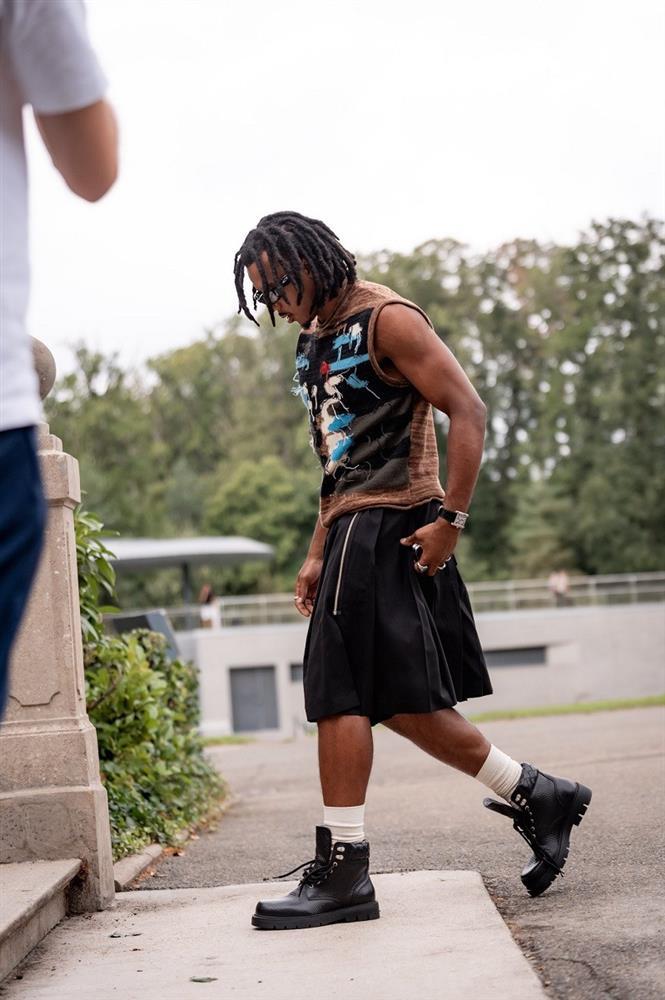 Sao Barca mặc… váy đến hội quân cùng tuyển Pháp-2