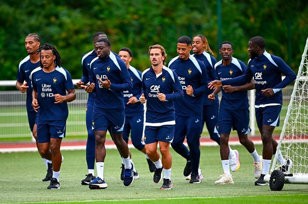 Sao Barca mặc… váy đến hội quân cùng tuyển Pháp-4