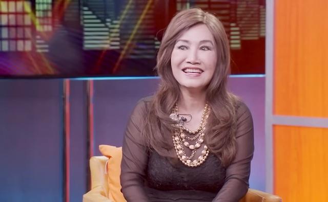 Một nữ danh ca 76 tuổi nhắc thẳng đàn em: Em có thể dẹp cái điện thoại khi đang quay show được không?-1