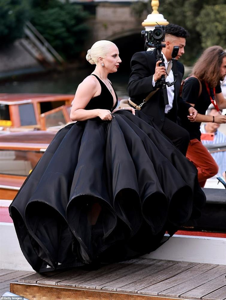 Lady Gaga diện đồ kỳ quái đến Venice