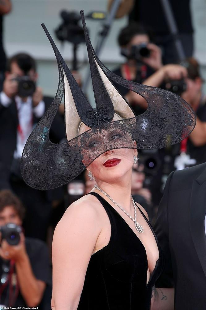 Lady Gaga diện đồ kỳ quái đến Venice-3