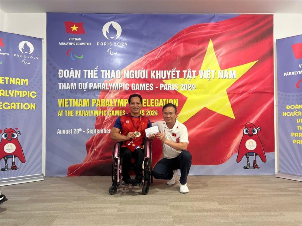 Lê Văn Công nhận thưởng nóng khi giành HCĐ Paralympic 2024-1