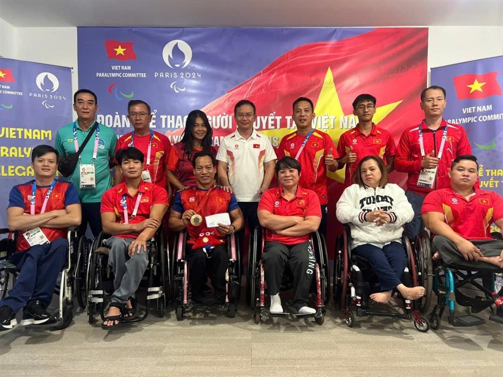 Lê Văn Công nhận thưởng nóng khi giành HCĐ Paralympic 2024-2