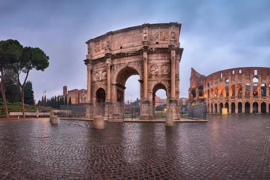 Sét đánh văng cả góc Khải Hoàn Môn Constantine ở Italia