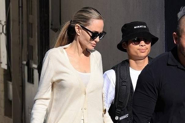 Pax Thiên đâm vào đuôi xe tải, ô tô nát bươm-2