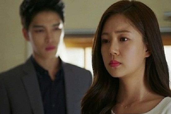 Chồng vừa mất, nửa đêm tôi nghe tiếng gõ cửa dồn dập, hoảng hồn thấy người đàn ông bị đẩy vào phòng ngủ