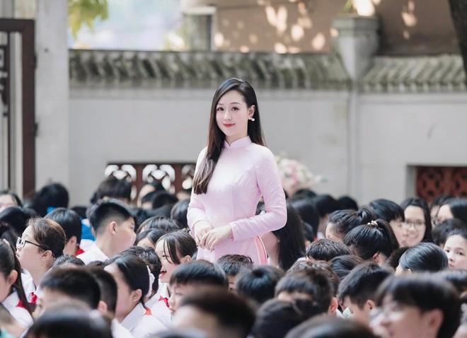 Cô giáo Hà thành nổi tiếng mùa khai giảng 2024 nhờ dung nhan xinh đẹp-1