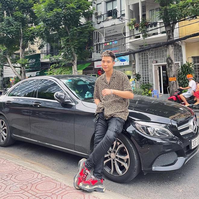 Nam ca sĩ là con trai bà chủ villa: Ở nhà rộng thênh thang có tới 15 phòng ngủ, từng dành tiền đi hát cho mẹ làm kinh doanh-7