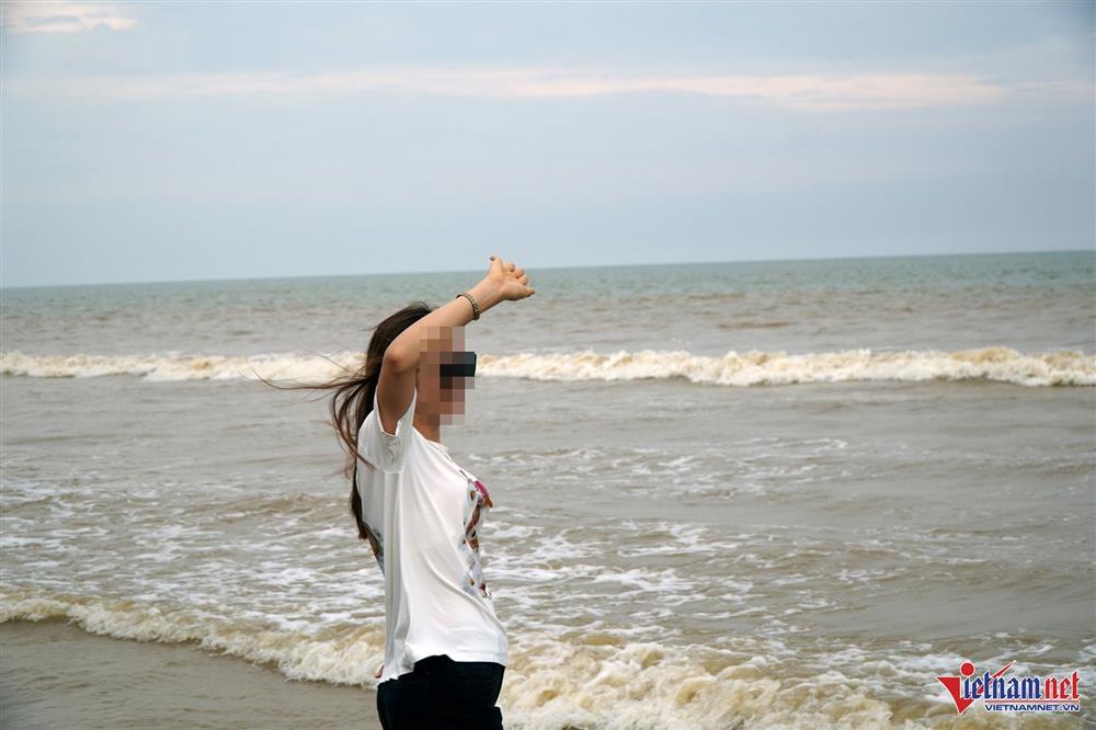 Bất chấp lệnh cấm, du khách vẫn tắm biển Sầm Sơn trước khi bão đổ bộ-5