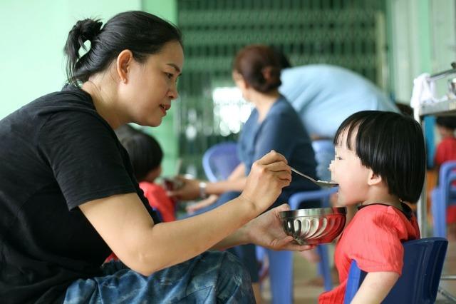 Hình ảnh các bé Mái ấm Hoa Hồng ăn ngoan, vui chơi ở ngôi nhà mới-2