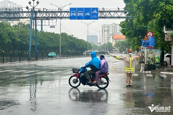 Đường phố Hà Nội vắng lặng trước giờ bão số 3 Yagi đổ bộ vào đất liền-7