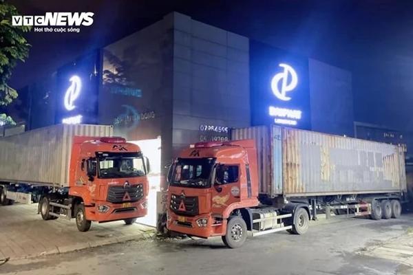 Muôn kiểu giữ mái nhà của người dân trước giờ bão Yagi đổ bộ
