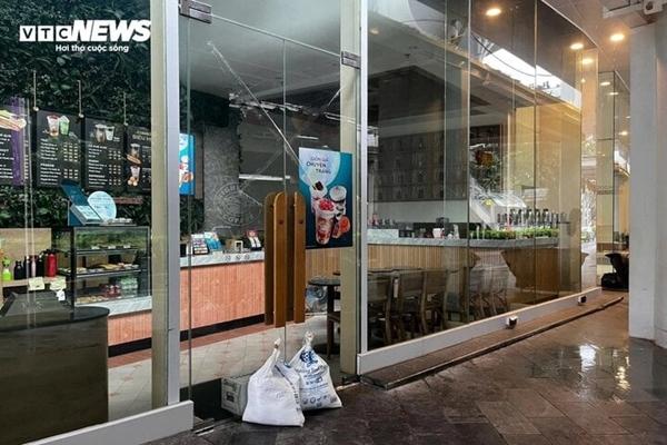 Muôn kiểu giữ mái nhà của người dân trước giờ bão Yagi đổ bộ