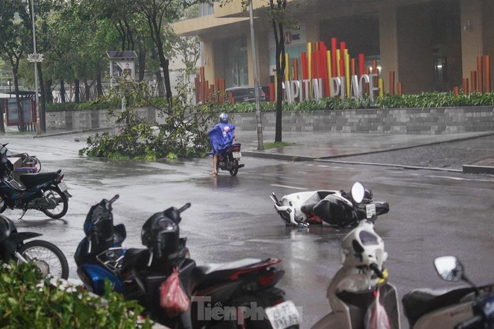 Hà Nội: Gió bão quật bay người, chủ phương tiện bỏ xe chạy thoát thân-1