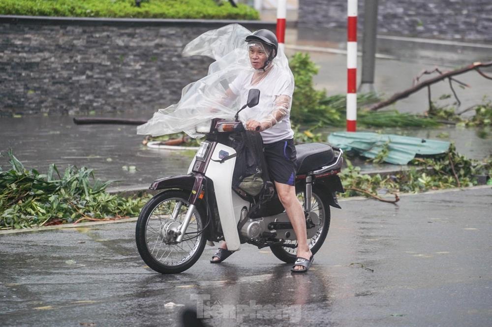 Hà Nội: Gió bão quật bay người, chủ phương tiện bỏ xe chạy thoát thân-6