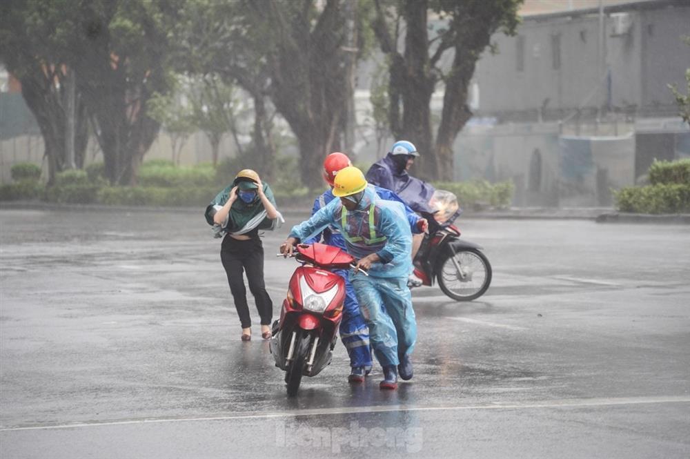 Hà Nội: Gió bão quật bay người, chủ phương tiện bỏ xe chạy thoát thân-7