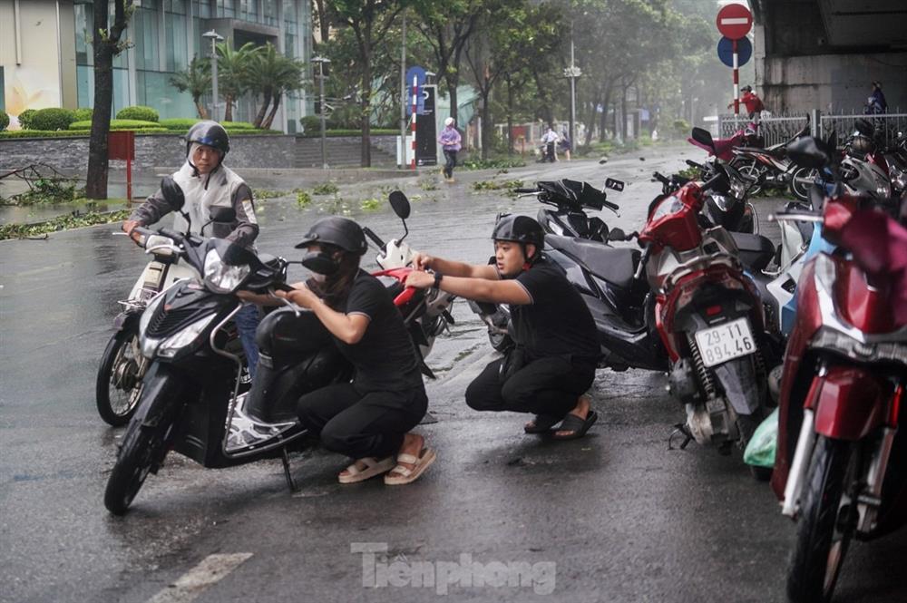 Hà Nội: Gió bão quật bay người, chủ phương tiện bỏ xe chạy thoát thân-8