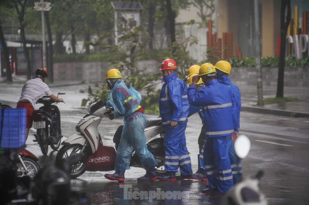 Hà Nội: Gió bão quật bay người, chủ phương tiện bỏ xe chạy thoát thân-10