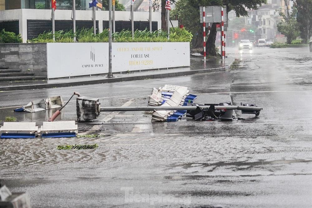 Hà Nội: Gió bão quật bay người, chủ phương tiện bỏ xe chạy thoát thân-11