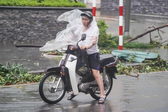 Hà Nội: Gió bão quật bay người, chủ phương tiện bỏ xe chạy 'thoát thân'