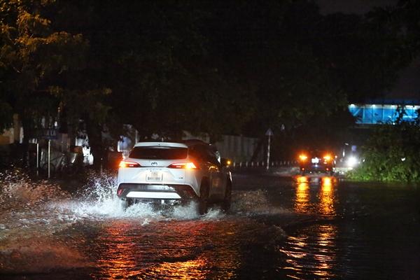 Cây đổ la liệt, đường ngập sâu sau khi bão số 3 Yagi quét qua Hà Nội-9